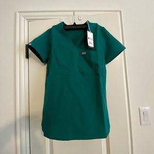 Figs Catarina One-Pocket Scrub Top. Size: XS. Color: Hunter Green